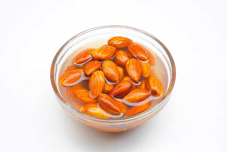 خیساندن بادام